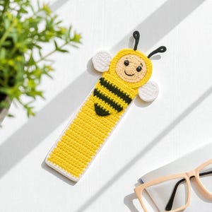 Crochet Bee Bookmark Pattern: Easy Amigurumi DIY (PDF Download)