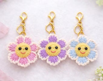 Wzór na brelok z kwiatkiem szydełkowym: Łatwy stokrotek amigurumi w formacie PDF