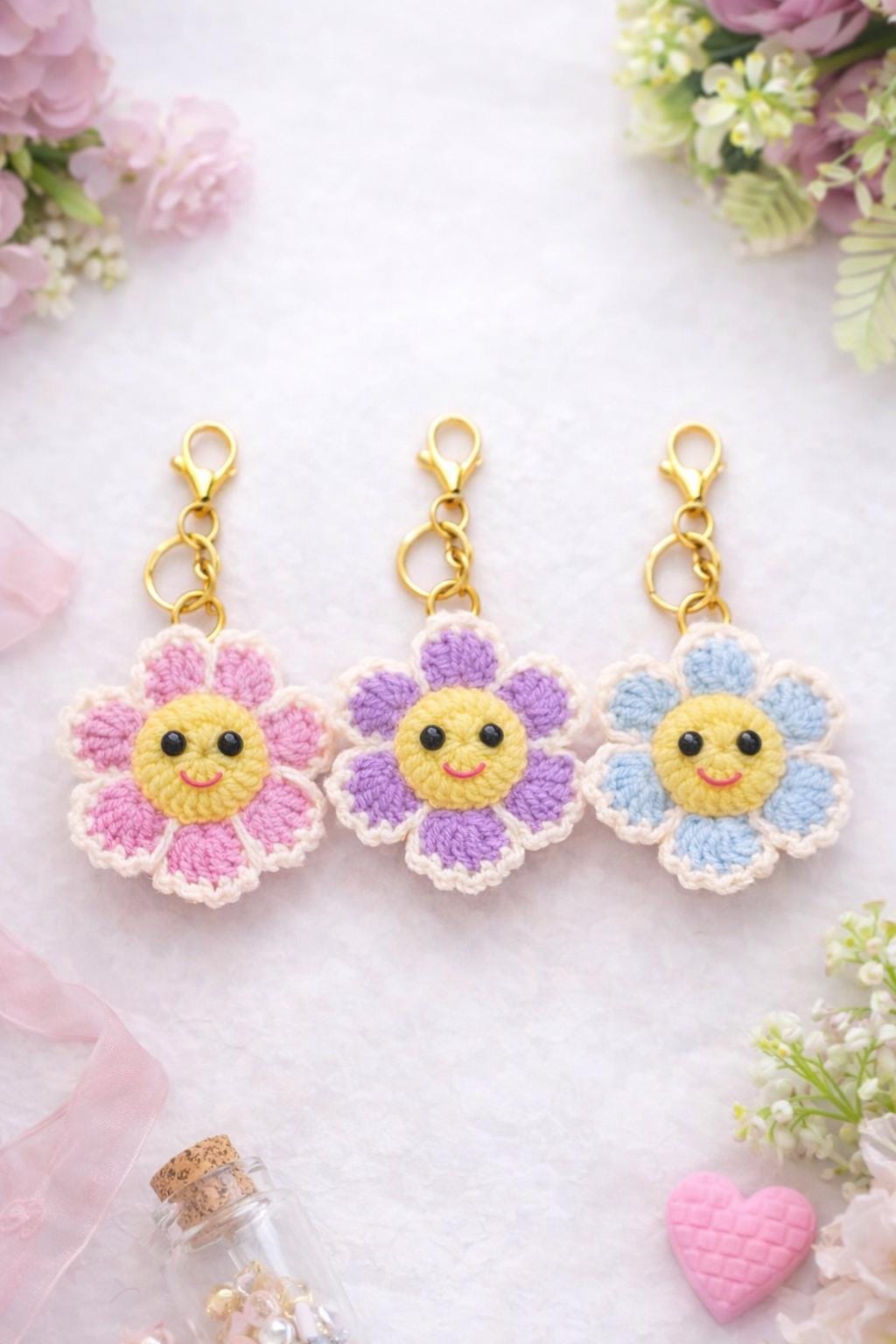 かぎ針編みの花のキーホルダーパターン：簡単なあみぐるみデイジー