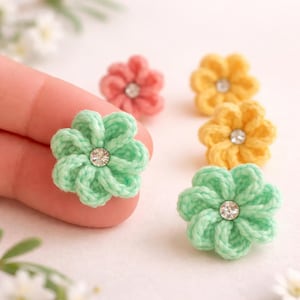 Crochet pattern-small  flower  for hair pin pattern.