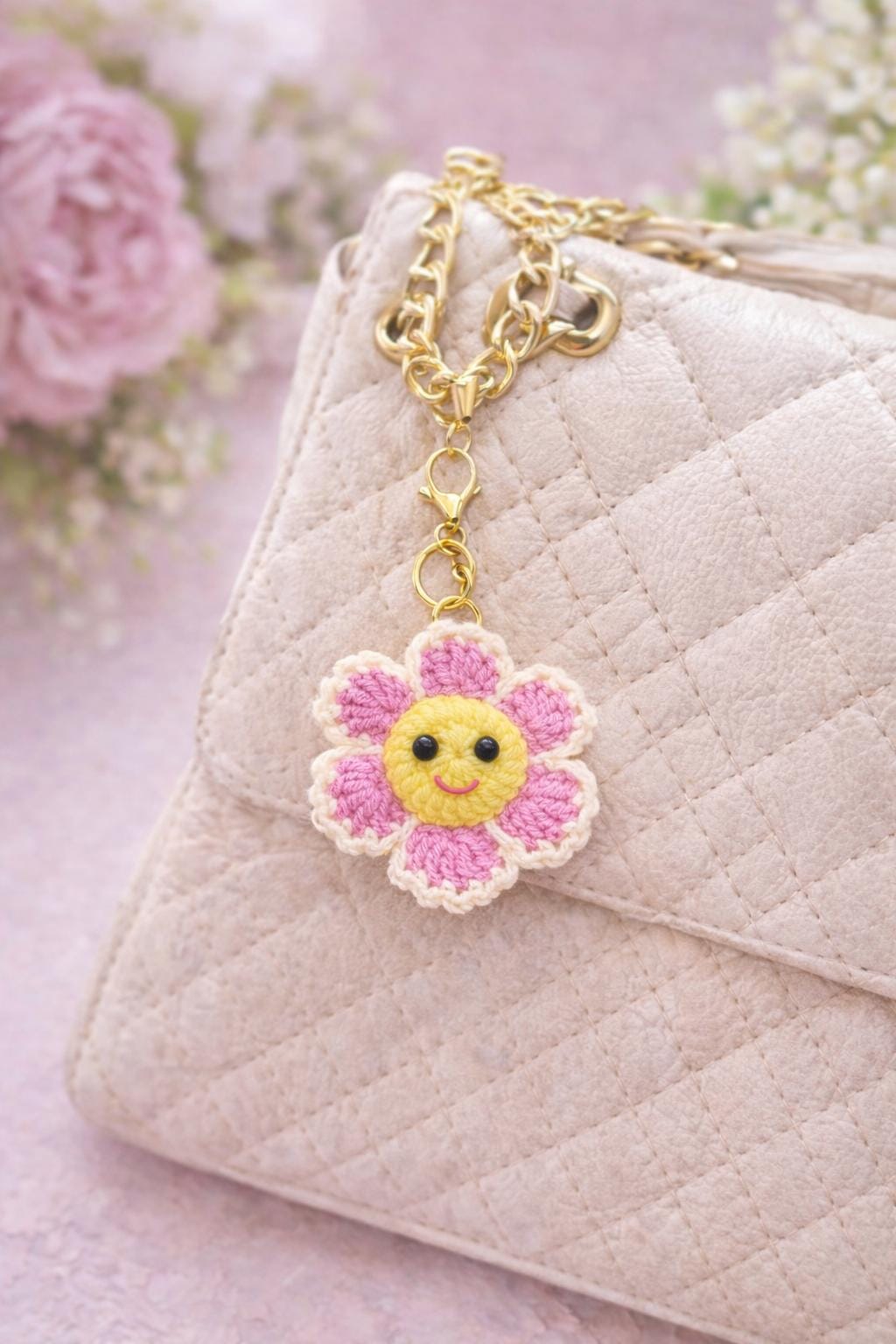 かぎ針編みの花のキーホルダーパターン：簡単なあみぐるみデイジー