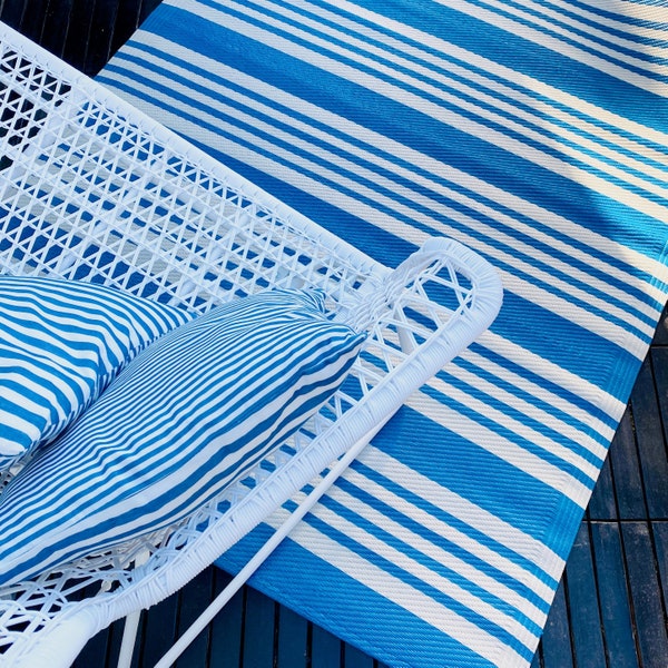 In/Outdoor Teppich Frischekich für Balkon Terrasse Garten, in blau/weiß gestreift
