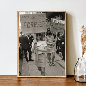 Minifaldas para siempre, póster de moda de los años 60, protesta feminista, moda femenina, fotografía de moda, regalo del Día de la Mujer, arte de moda retro