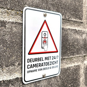 Könnte beinhalten: Ein weißes Schild mit einem roten dreieckigen Warnsymbol. Das Symbol zeigt eine Türklingel mit einem roten Knopf und eine Hand, die auf den Knopf zeigt. Das Schild lautet "DEURBEL MET 24/7 CAMERATOEZICHT OPNAME VAN BEELD & GELUID".