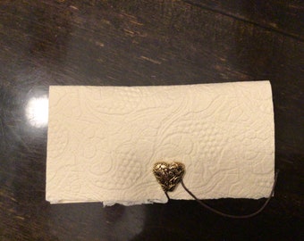 Sobre de mensaje para apoyar a una persona con dolor. Hecho a mano con materiales naturales y ecológicos.