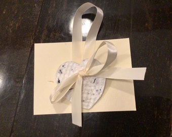 Corazón en papel de algodón natural moldeado con cinta