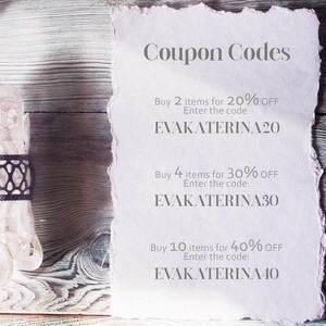 Puede incluir: Un papel blanco con un borde desgarrado, que enumera c&oacute;digos de cup&oacute;n para descuentos en compras. El texto dice "Coupon Codes" y enumera tres c&oacute;digos de cup&oacute;n diferentes: "EVAKATERINA20", "EVAKATERINA30" y "EVAKATERINA40".