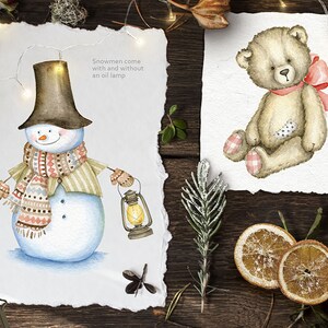 Op de afbeelding: Een aquarel-illustratie van een sneeuwpop met een bruine hoed, een gestreepte sjaal en wanten. De sneeuwpop houdt een lantaarn vast. De tekst "Snowmen come with and without an oil lamp" staat boven de sneeuwpop.