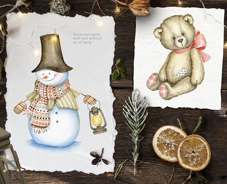 Op de afbeelding: Een aquarel-illustratie van een sneeuwpop met een bruine hoed, een gestreepte sjaal en wanten. De sneeuwpop houdt een lantaarn vast. De tekst "Snowmen come with and without an oil lamp" staat boven de sneeuwpop.