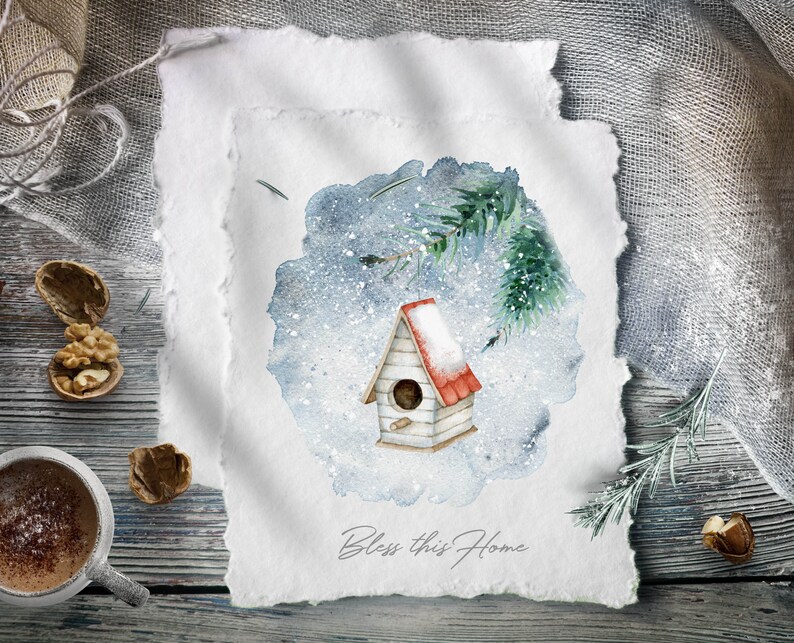 Op de afbeelding: Een aquarel schilderij van een vogelhuisje met een rood dak, omringd door een besneeuwde blauwe achtergrond. Het vogelhuisje staat op een tak van een dennenboom. De tekst "Bless this Home" staat onder het vogelhuisje.