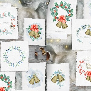 Op de afbeelding: Waterverf illustraties van kerstkransen met bellen en bessen. De kransen zijn versierd met rode bessen, groene bladeren en gouden bellen. De tekst "Merry Christmas" staat op een van de kransen.