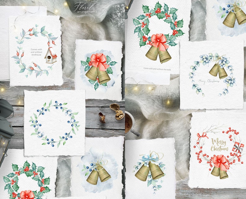 Op de afbeelding: Waterverf illustraties van kerstkransen met bellen en bessen. De kransen zijn versierd met rode bessen, groene bladeren en gouden bellen. De tekst "Merry Christmas" staat op een van de kransen.