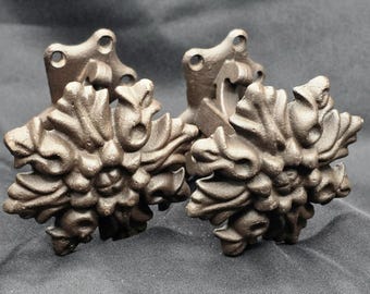 Vintage tunga gjutjärnsgardinfästen, par utsmyckade blommiga viktorianska draperifästen, väggmonterade, 10 cm projektion i antik stil