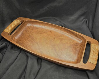 Bandeja de servir vintage de madera de Carabao Philippines - Estilo Monkey Pod Acacia - Bandeja rectangular MCM con asas de ratán tejido de 20,75 pulgadas.