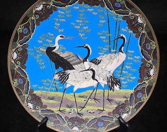 Plato antiguo japonés de cloisonné - Periodo Meiji, plato esmaltado de 30 cm - Grullas y bambú - Decoración de pájaro azul - Arte asiático del siglo XIX