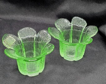 Vintage Viking gröna glasblommor – Par ljusstakar med texturerad kronbladsmotiv från mitten av århundradet – MCM Art Glass Decor