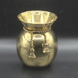 Pode incluir: Uma placa de madeira rústica com o texto "Welcome to our home" em letras brancas. A placa apresenta um acabamento desgastado e um design simples e convidativo, ideal para decoração de entrada.