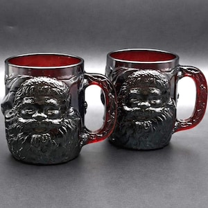 Coppia di tazze vintage di Babbo Natale rosso rubino / Vetro pressato stile Arcoroc / Tazze retrò con Babbo Natale in rilievo a forma di agrifoglio / Tazze natalizie con cioccolata calda