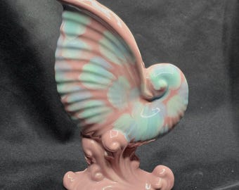 Jarrón vintage Royal Haeger Nautilus Shell – Maceta de cerámica MCM con esmalte de goteo en tonos malva, rosa y azul