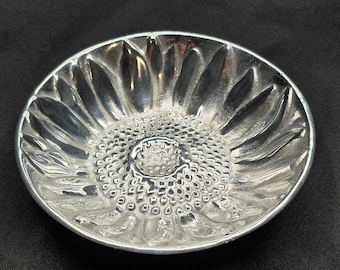 Vintage Mariposa Brillante Sunflower Bowl – 6" Aluminum Trinket Dish – Floral Catchall – Silver Tone Vanity Dish – Made in Mexico