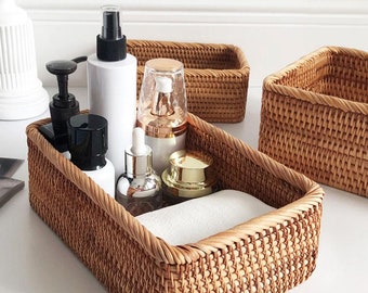 Cesto portaoggetti di lusso in rattan, realizzato a mano.