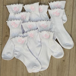 Calcetines con volantes y monograma personalizado bordado, regalo para dama de honor, calcetines personalizados para boda.