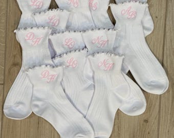 Gestickte benutzerdefinierte Monogramm Rüschensocken, Brautjungfer Vorschlag Box Geschenk, personalisierte Hochzeitsfeier Socken