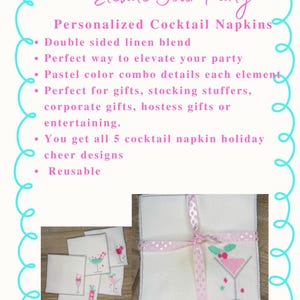 K&ouml;nnte beinhalten: Wei&szlig;e Cocktailservietten aus Leinen mit Cocktailmotiven in Pastellfarben. Die Servietten sind beidseitig bedruckt und wiederverwendbar. Der Text "Elevate Your Party" und "Personalized Cocktail Napkins" ist enthalten.