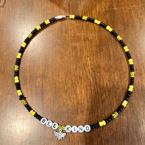 Collar de cuentas con forma de abeja. Amabilidad. Amuleto de abeja. Maestra.
