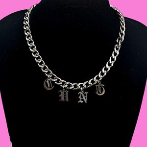 Colar com pingente C*NT – Gargantilha com estampa feminista, corrente com letras góticas, joia alternativa punk, feita à mão