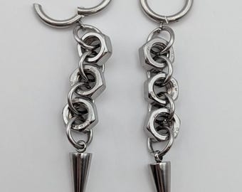 Brincos artesanais com porca sextavada, argolas pendentes industriais em aço inoxidável, joias com ferragens punk, brincos ousados com estilo grunge alternativo.