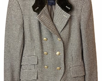 Könnte beinhalten: Ein zweireihiger Blazer mit braun-weißem Hahnentrittmuster, einem dunkel olivgrünen Samtkragen und sechs goldfarbenen Metallknöpfen. Das Innenetikett zeigt den Text ESCADA MARGARETHA LEY. Die Jacke verfügt über zwei Pattentaschen auf der Vorderseite.