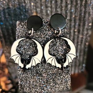 Boucles d'oreilles pendantes noires et blanches chauve-souris