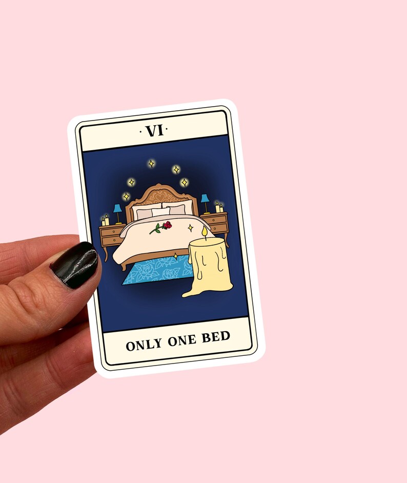 Pode incluir: Um cart&atilde;o de tar&ocirc; azul e branco com o n&uacute;mero VI e as palavras "Only One Bed" impressas nele. O cart&atilde;o apresenta uma ilustra&ccedil;&atilde;o de uma cama com uma &uacute;nica rosa vermelha na colcha, uma vela acesa e duas mesas de cabeceira com l&acirc;mpadas.