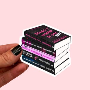 Adesivo da pilha de livros da série Lancaster Prep | Monica Murphy | Um milhão de beijos na sua vida | Coisas que eu queria dizer | Livros de romance