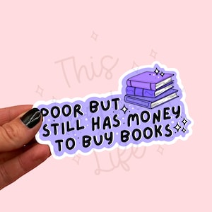 Arm aber hat doch Geld um Bücher zu kaufen Sticker | Niedliche Sticker | Buchsticker | Bücherwurm Sticker