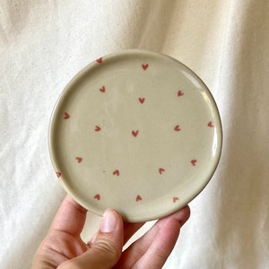 Klein keramisch bord - steengoed bord - ambachtelijk bord - handgemaakt keramisch bord - hartbord - klein bord