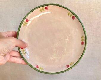 Assiette céramique petites fleurs roses et liseré vert