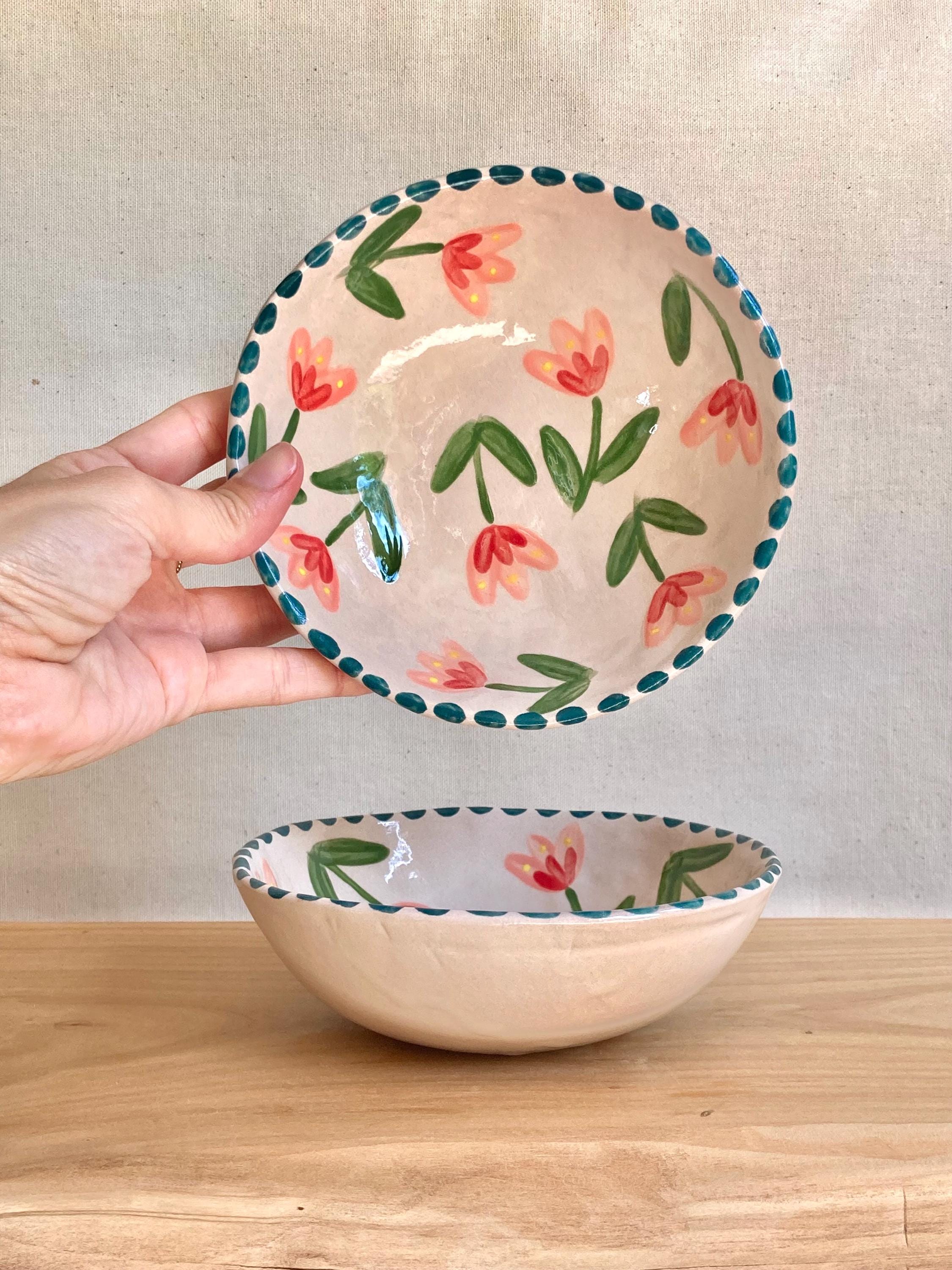 ピンクと赤の花柄の陶器製ボウル - 青い水玉模様の縁取り - Etsy 日本