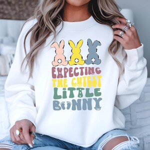 Anuncio de embarazo de Pascua SVG, Un conejito está esperando huevos, archivos PNG Cricut, Mamá futura JPG, Diseño de cápsula de espera
