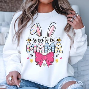 PNG de Pascua para futura mamá: Diseño de sublimación con orejas de conejito para anunciar el embarazo. Descarga digital para sudaderas y camisetas.