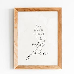 Könnte beinhalten: Ein gerahmter Druck mit weißem Hintergrund und schwarzem Text, der "All good things are wild and free" lautet.