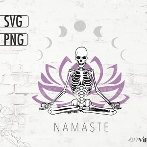 Puede incluir: Un esqueleto blanco y negro sentado en una postura de yoga con una flor de loto púrpura detrás. El esqueleto tiene una calavera con una pequeña sonrisa. El texto "NAMASTE" está debajo del esqueleto. Hay cuatro lunas crecientes sobre el esqueleto.