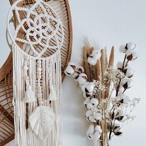 Boho dromenvanger in macramé, in de vorm van een bloem met blad en handgemaakte houten kralen