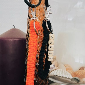 Llavero con letra, cactus, correa personalizable a tu elección, en macramé y tejido, idea de regalo hecha a mano