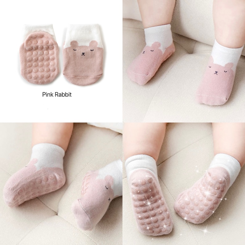 Puede incluir: Calcetines de beb&eacute; rosas con un dise&ntilde;o de cara de oso y agarres antideslizantes en la parte inferior.