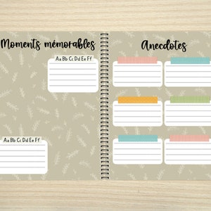 K&ouml;nnte beinhalten: Offenes Notizbuch mit Spiralbindung, mit den W&ouml;rtern "Moments m&eacute;morables" und "Anecdotes". Die Seiten haben linierte K&auml;stchen mit dekorativem Klebeband und einen hellbeigen Hintergrund mit einem Bl&auml;ttermuster. Enth&auml;lt das Alphabet.