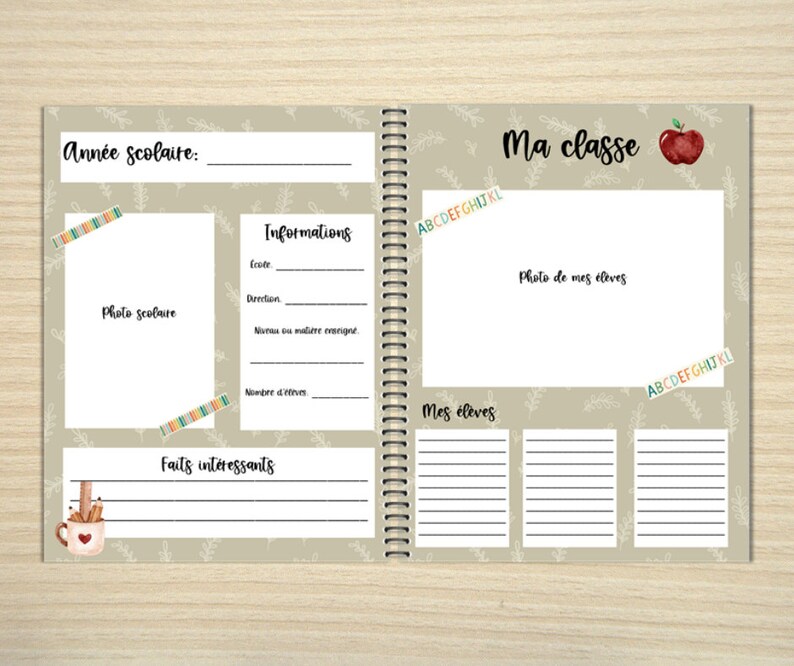 K&ouml;nnte beinhalten: Offenes Notizbuch mit Spiralbindung, mit Seiten f&uuml;r schulbezogene Informationen. Die Seiten enthalten Abschnitte f&uuml;r Fotos, Sch&uuml;lerdetails und interessante Fakten. Dekorative Elemente sind farbiges Klebeband und eine rote Apfelillustration.