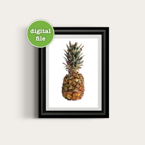 Op de afbeelding: Een digitale print van een ananas met een kleurrijk, abstract patroon. De ananas staat op een witte achtergrond en is ingelijst in een zwart frame.