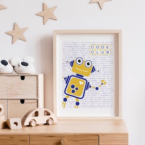 Peut inclure: Une impression encadrée avec un robot jaune aux accents bleus et le texte "CODE CLUB" sur un fond blanc. Le robot est entouré d'un motif de code binaire.